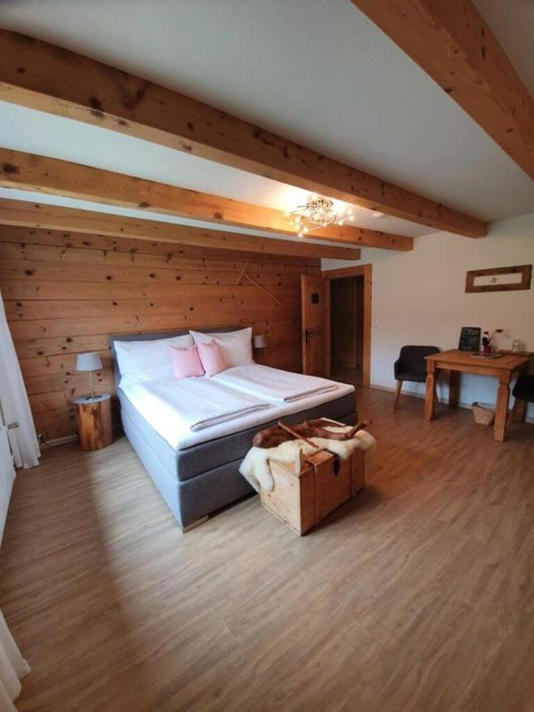 Einzelzimmer mit Bergblick und Gemeinschaftsbad – Ybrig