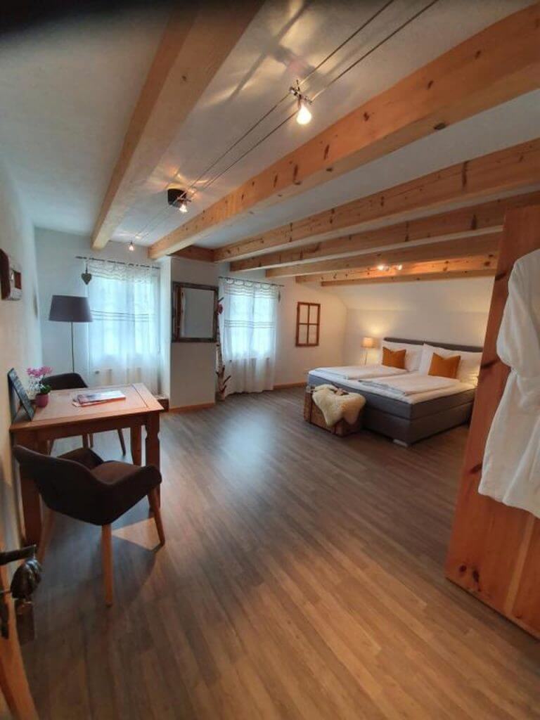 Single room with mountain view and shared bathroom – Paradiesli